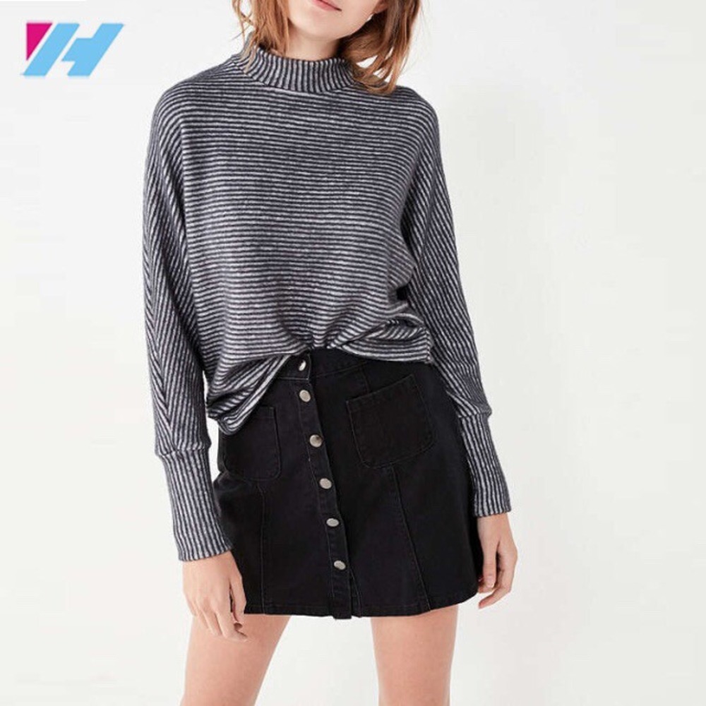 UO outโ from under sweater gray striped sweater women's small
